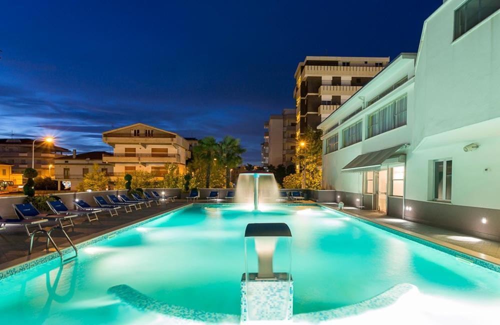 Hotel Excelsior Alba Adriatica Esterno foto