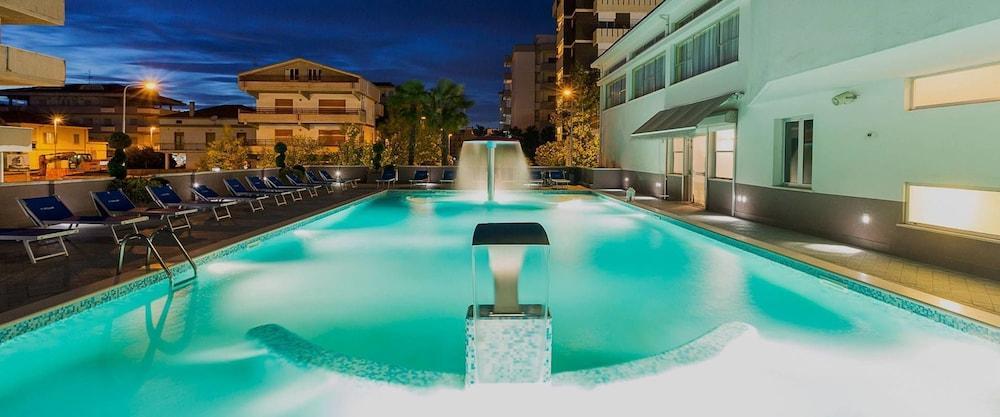Hotel Excelsior Alba Adriatica Esterno foto